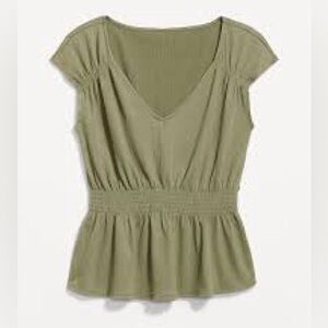 NEVER WORN Old Navy XXL Smocked Waist Top in Olive Green!